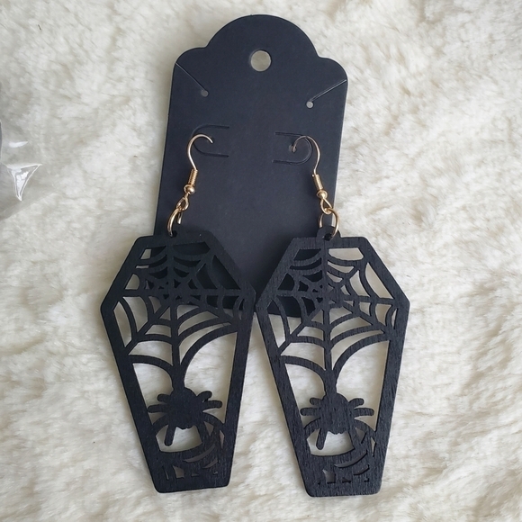 3/$15 New Black Wooden Halloween Spider Earrings - Picture 3 of 3